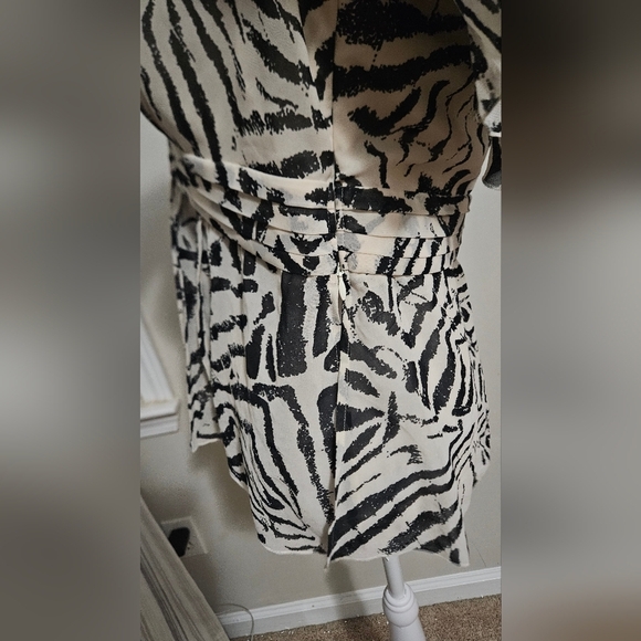 BANANA REPUBLIC Ruffle Sleeve Abstract Zebra Print Blouse. Ivory/black. 4 NWT - Picture 13 of 15